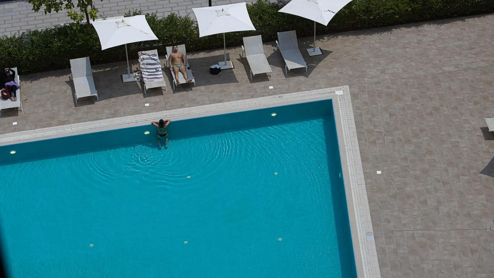 1Br Private Poolview Apartment - Poolside Paradise 沙迦